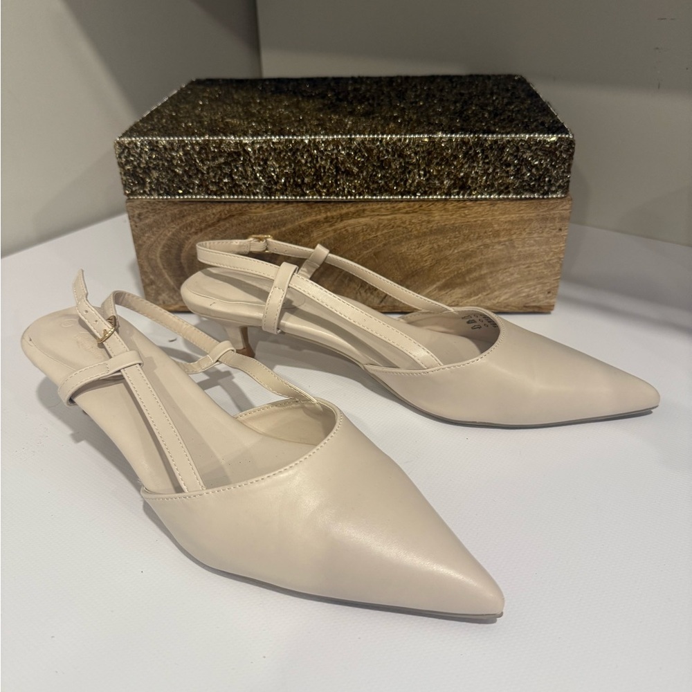 Arden’s Elegant Cream Women's kitten Heels size 10